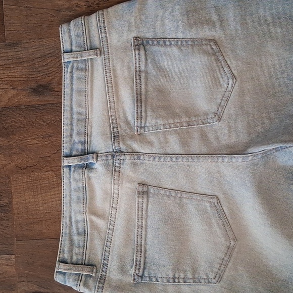 Time And True Womens Distressed Light Washed Jeans EUC - Picture 6 of 6